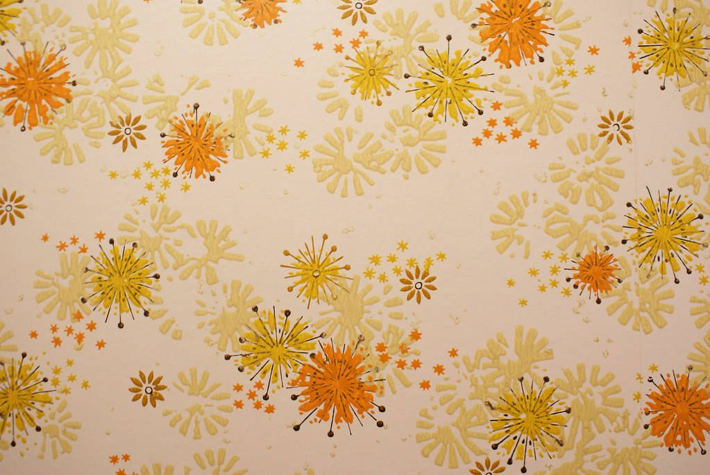 En tapet med orange og gule blomster på det. Wallpaper