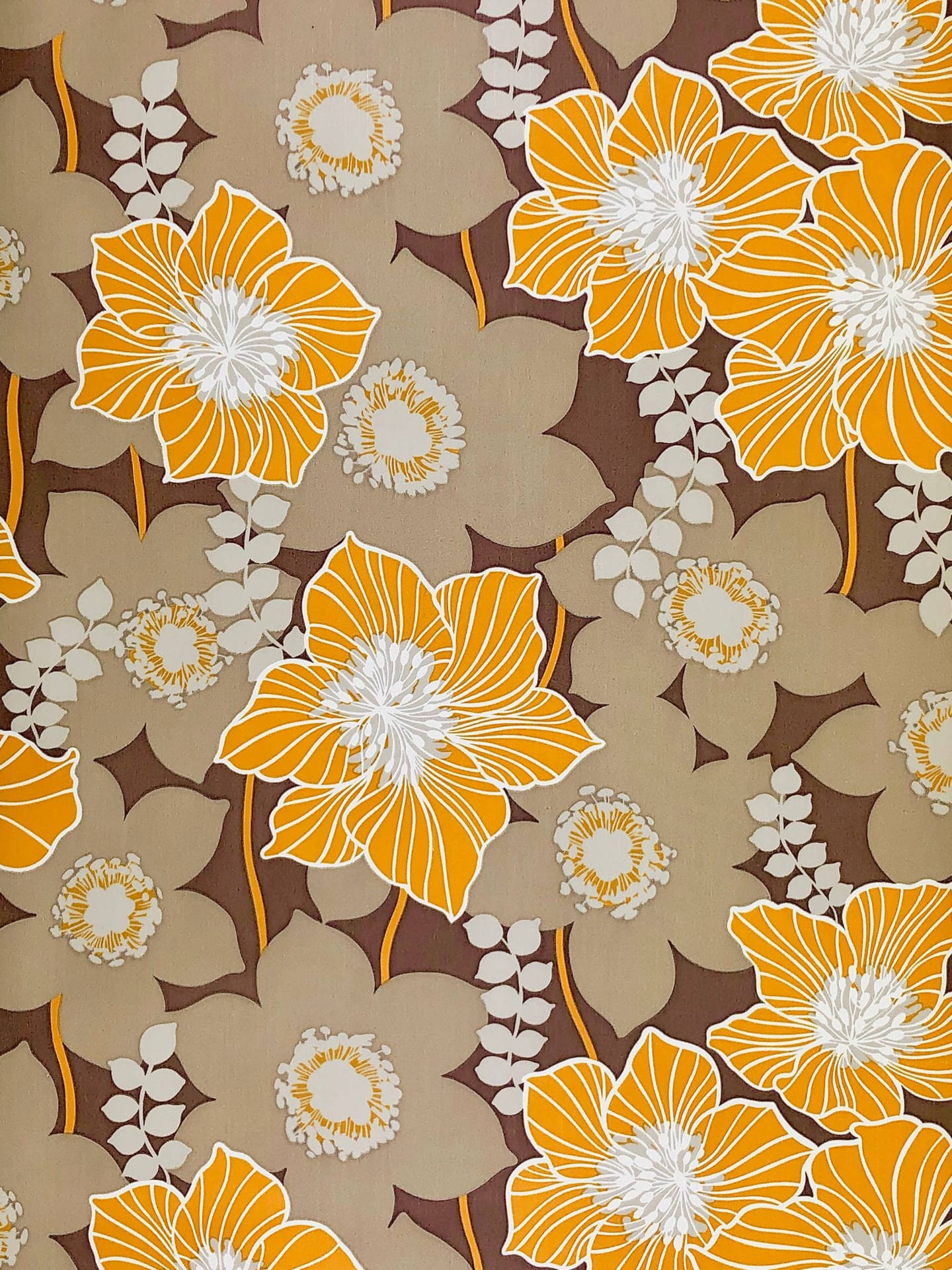 Enbrun Och Orange Blommig Mönster Wallpaper