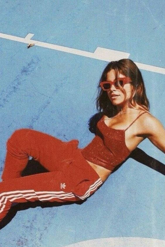 Vintage 90's Red Girl Aesthetic Wallpaper