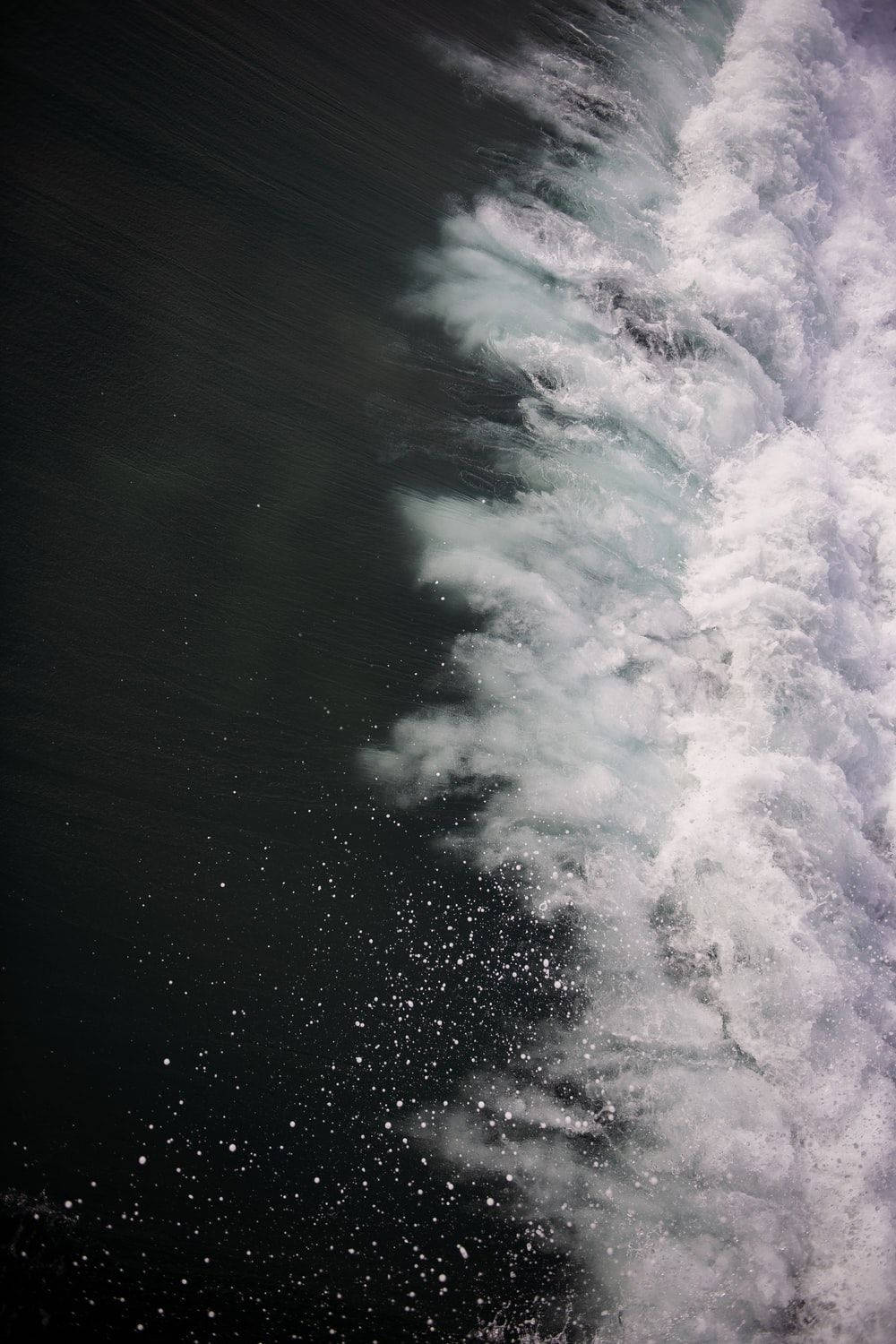 En person surfer på en bræt over en bølge af stjerner. Wallpaper