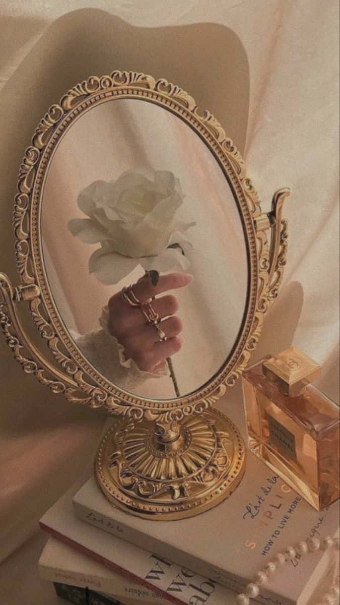 Umespelho Com Uma Rosa Nele E Um Livro.