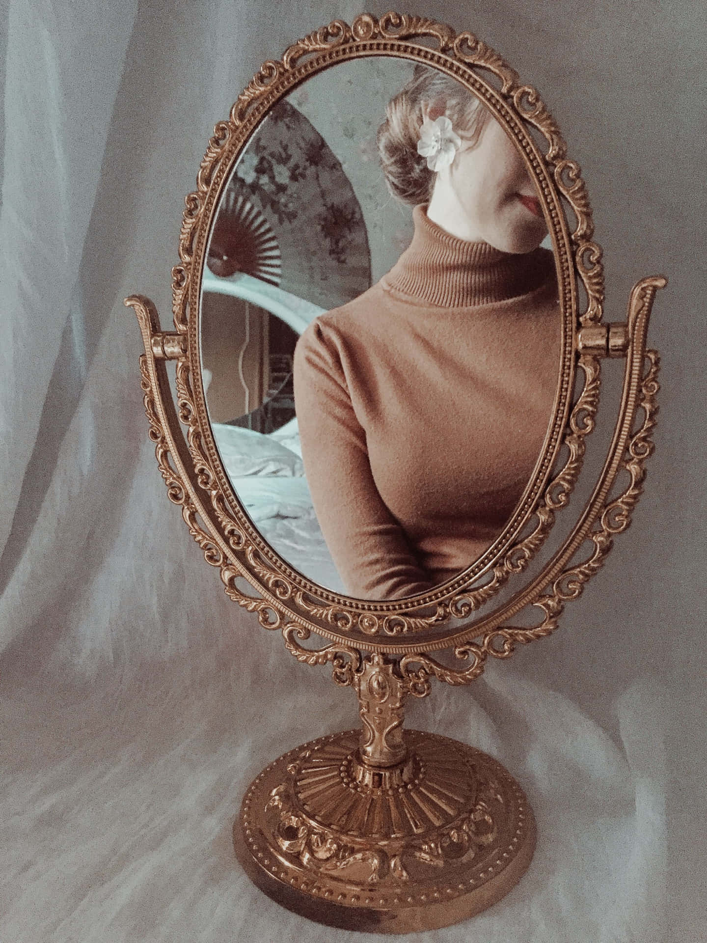 Enkvinna Sitter Framför En Spegel.