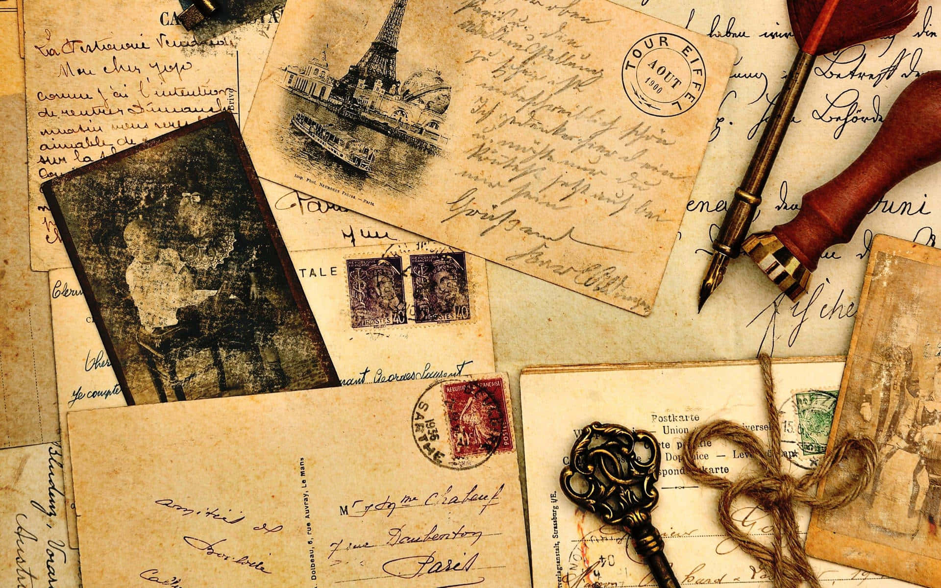 En Samling Af Gamle Postkort Og Frimærker Bliver En Reel Øjenfang