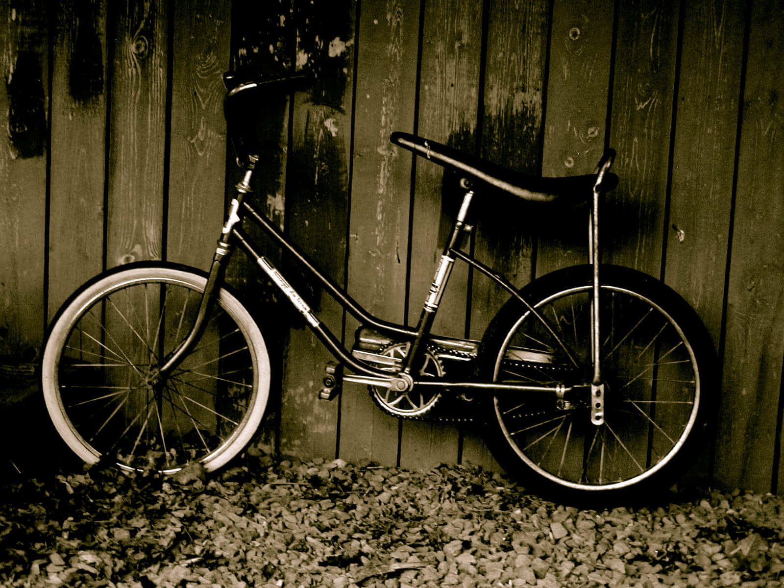 Vélo Vintage Contre Un Mur En Bois.jpg Fond d'écran