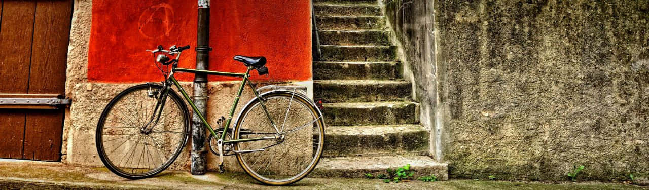 Vélo Vintage Appuyé Contre Un Mur Rouge Fond d'écran