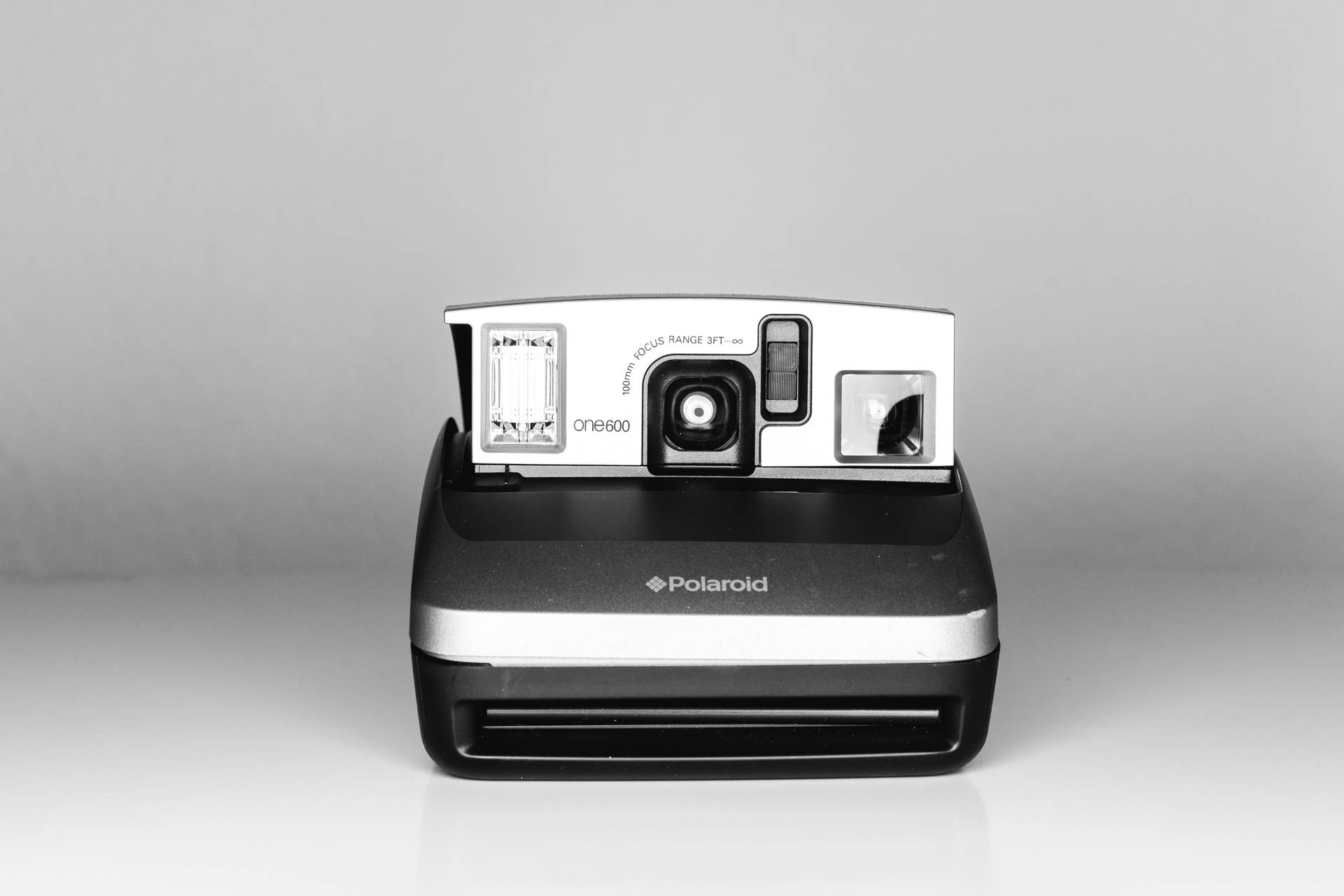 Cámaraweb Polaroid Vintage En Color Negro. Fondo de pantalla