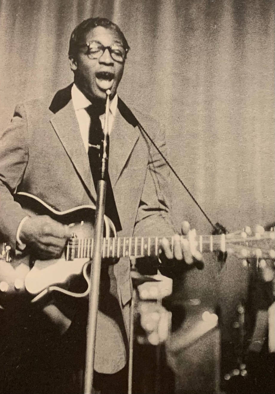 Vintage Bo Diddley Singing Wallpaper