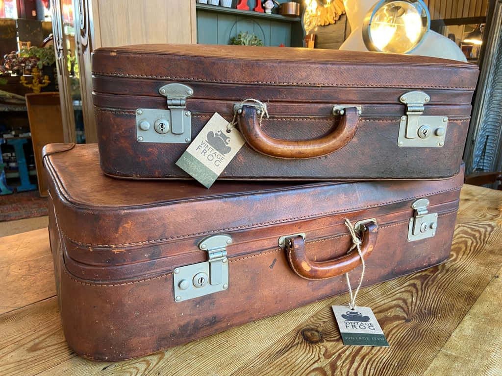 Valises En Cuir Marron Vintage Empilées Fond d'écran