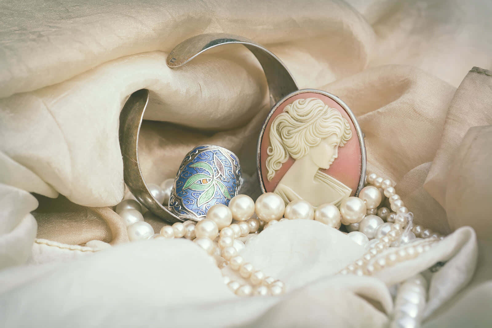 Vintage Cameo Jewelryand Pearls Wallpaper