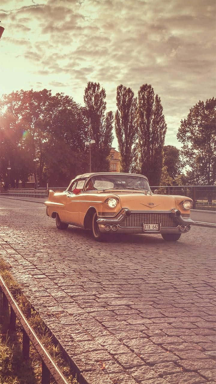 Viajaal Pasado Con Un Auto Vintage. Fondo de pantalla