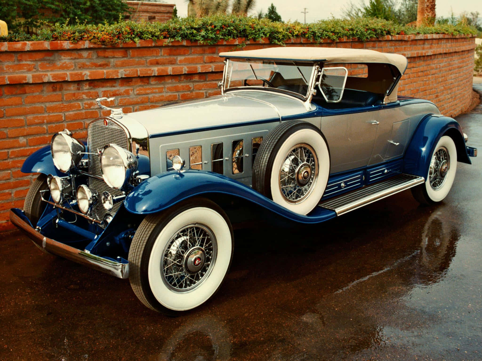 Silberund Blaue Rolls Royce Vintage-autobilder.