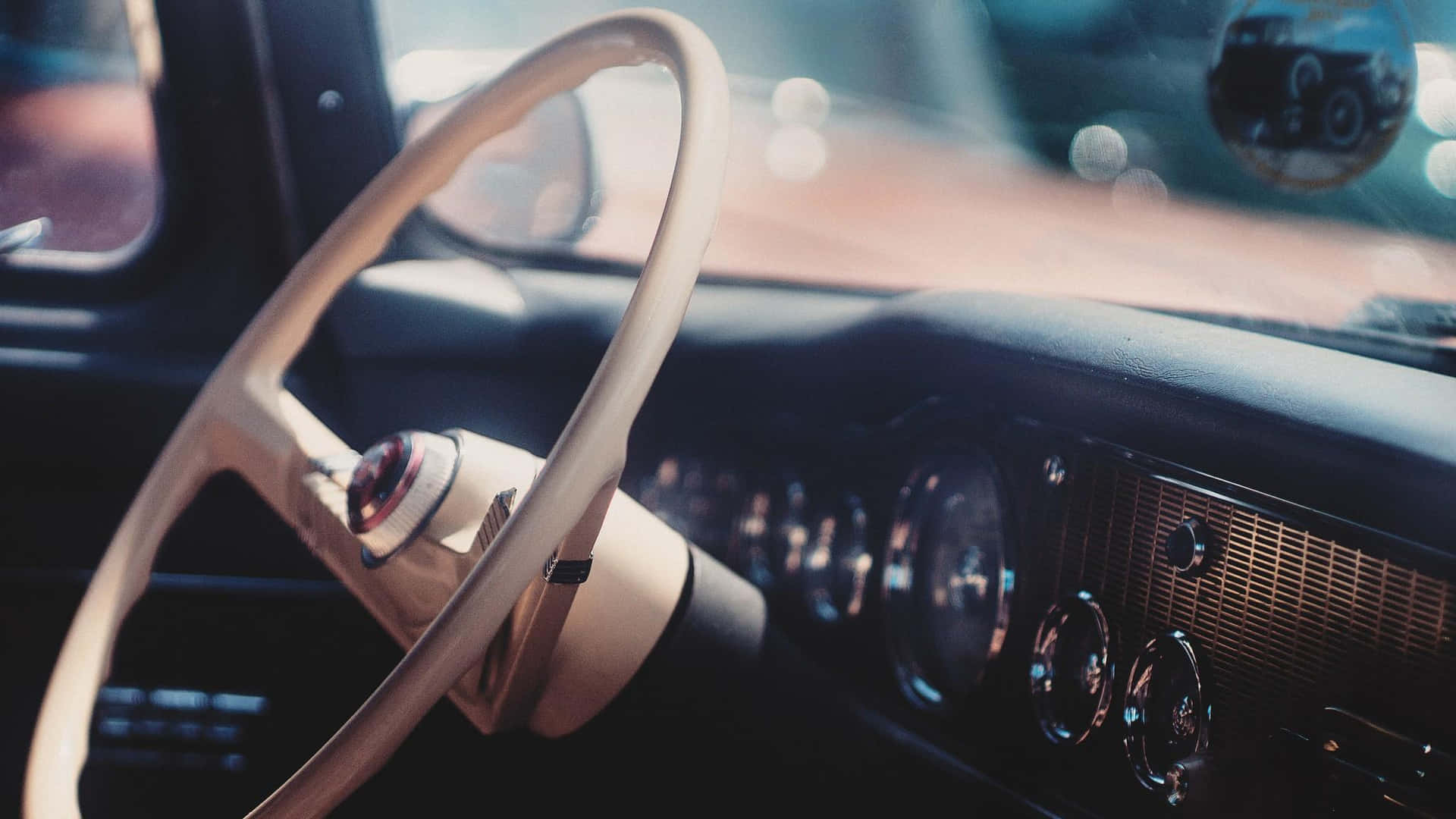 Vintage Car Steering Wheeland Dashboard Wallpaper