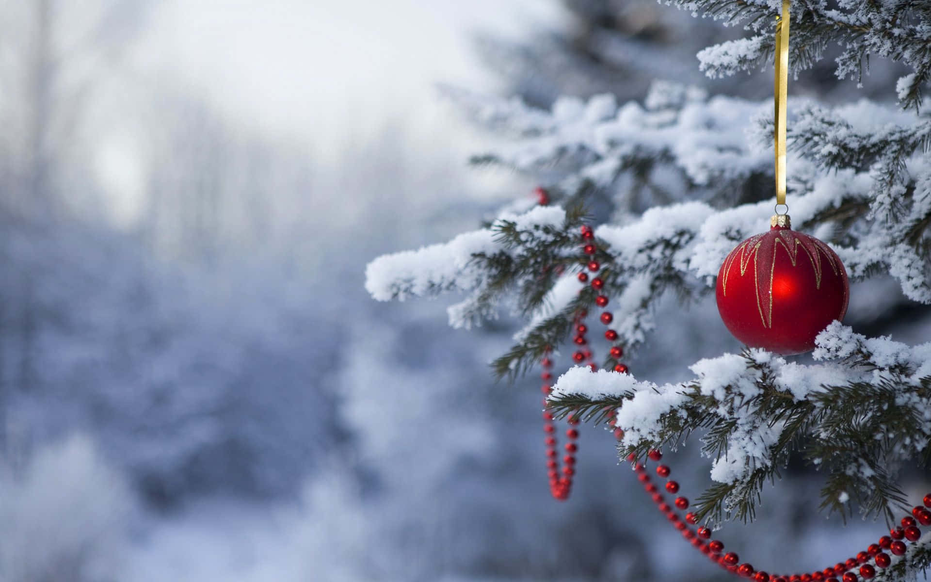 Weihnachtsbaummit Rotem Schmuck Im Schnee Wallpaper