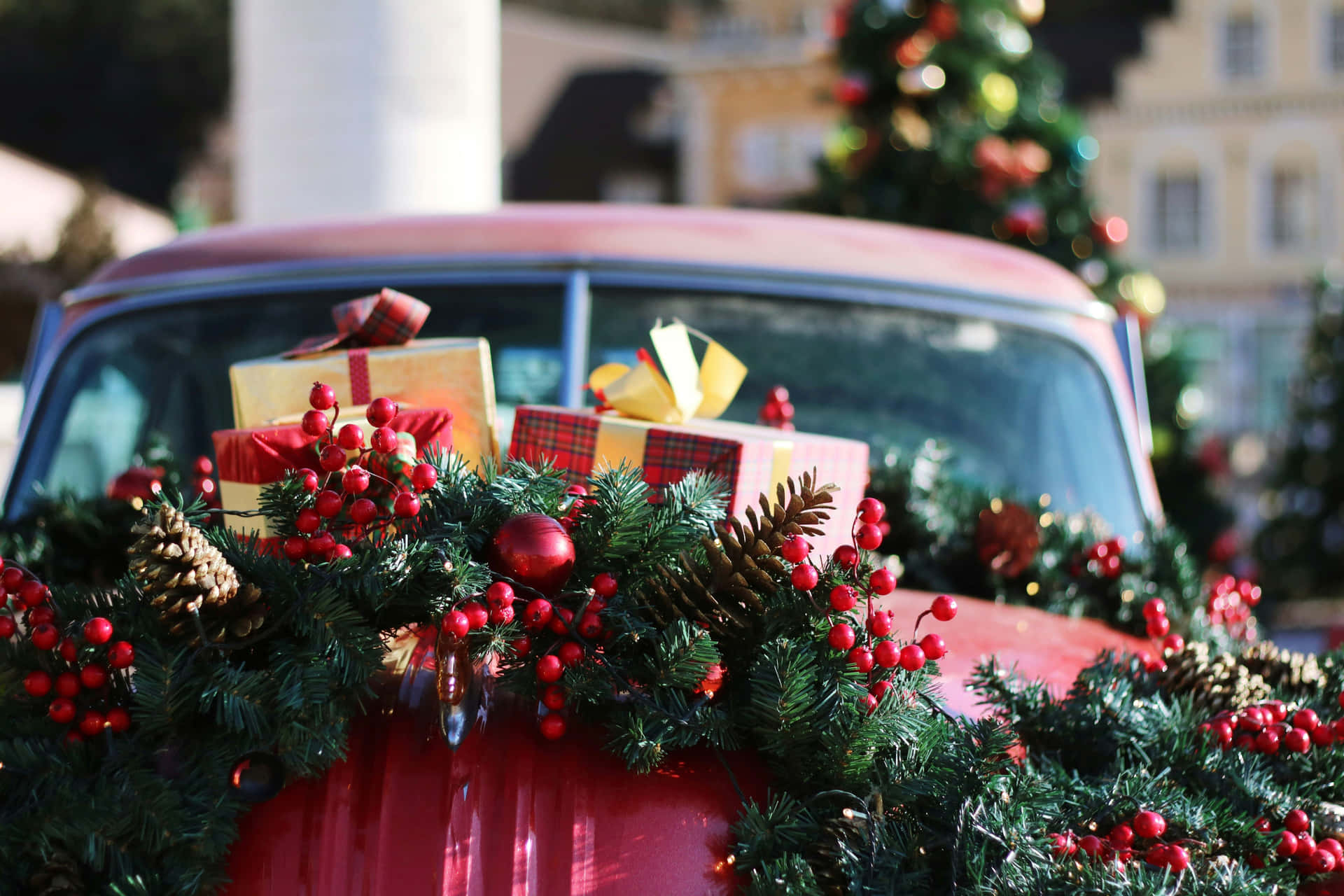Vintage Christmas Car With Giftsand Decorations Wallpaper