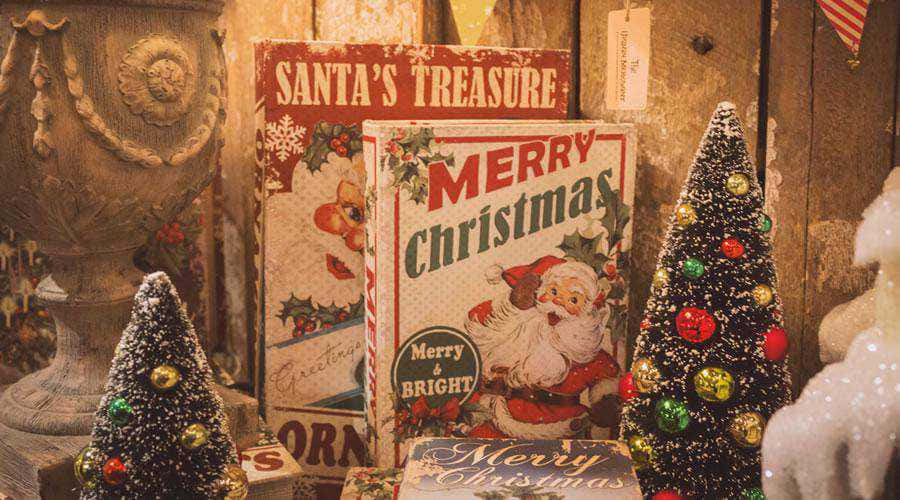 Vintage Christmas Decoration Display Wallpaper