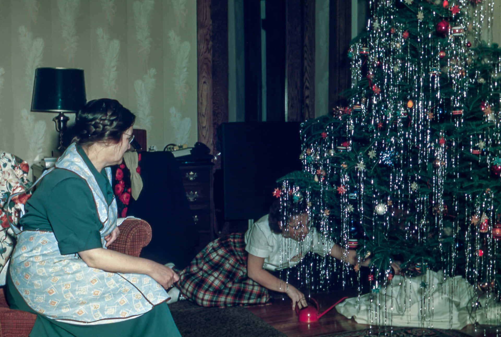 Vintage Christmas Tree Decorating1950s Wallpaper