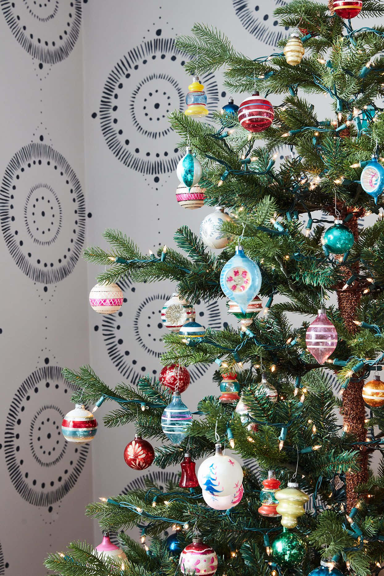 Vintage Christmas Tree Ornaments Wallpaper