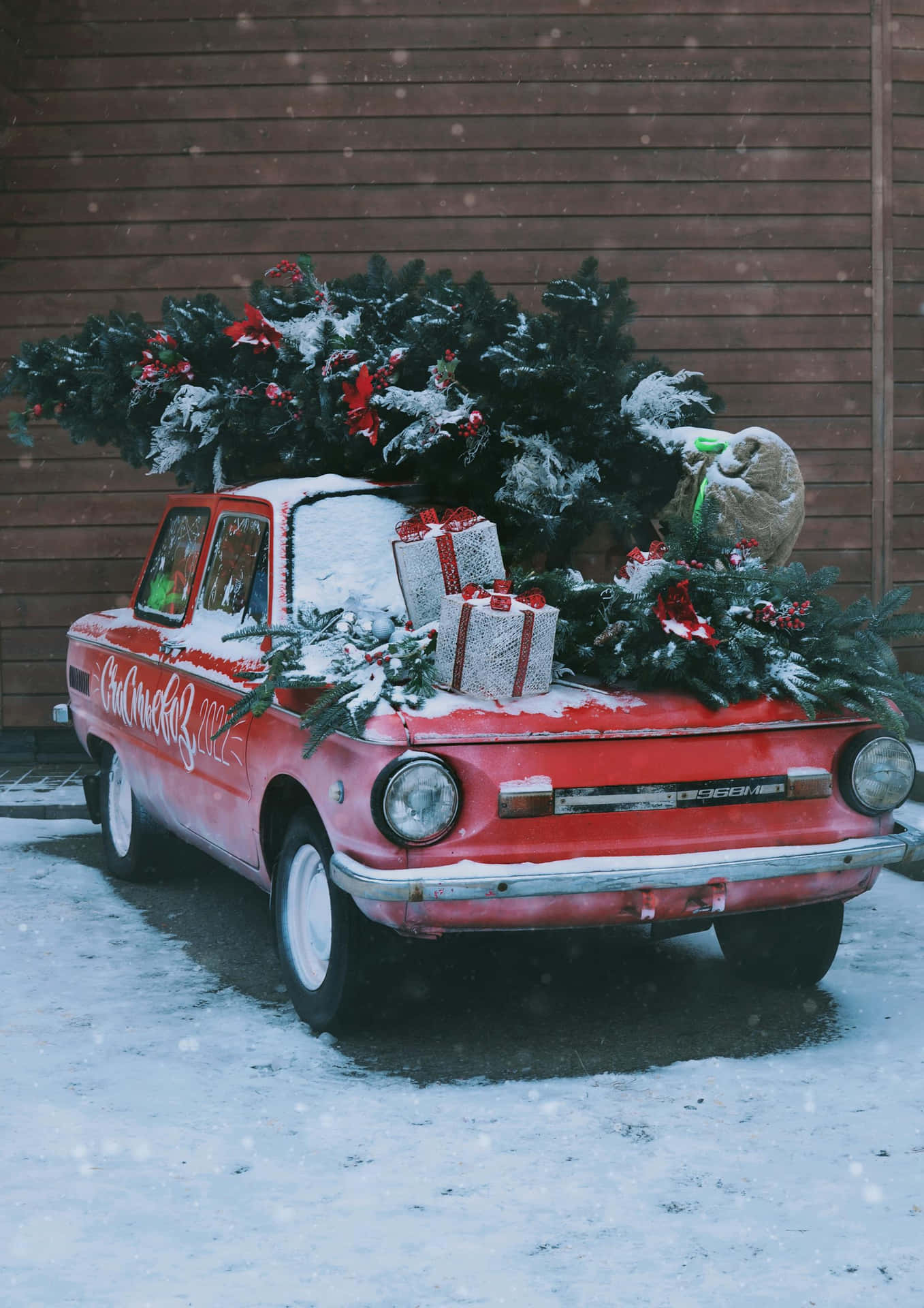 Vintage Christmas Truck With Treeand Gifts Wallpaper