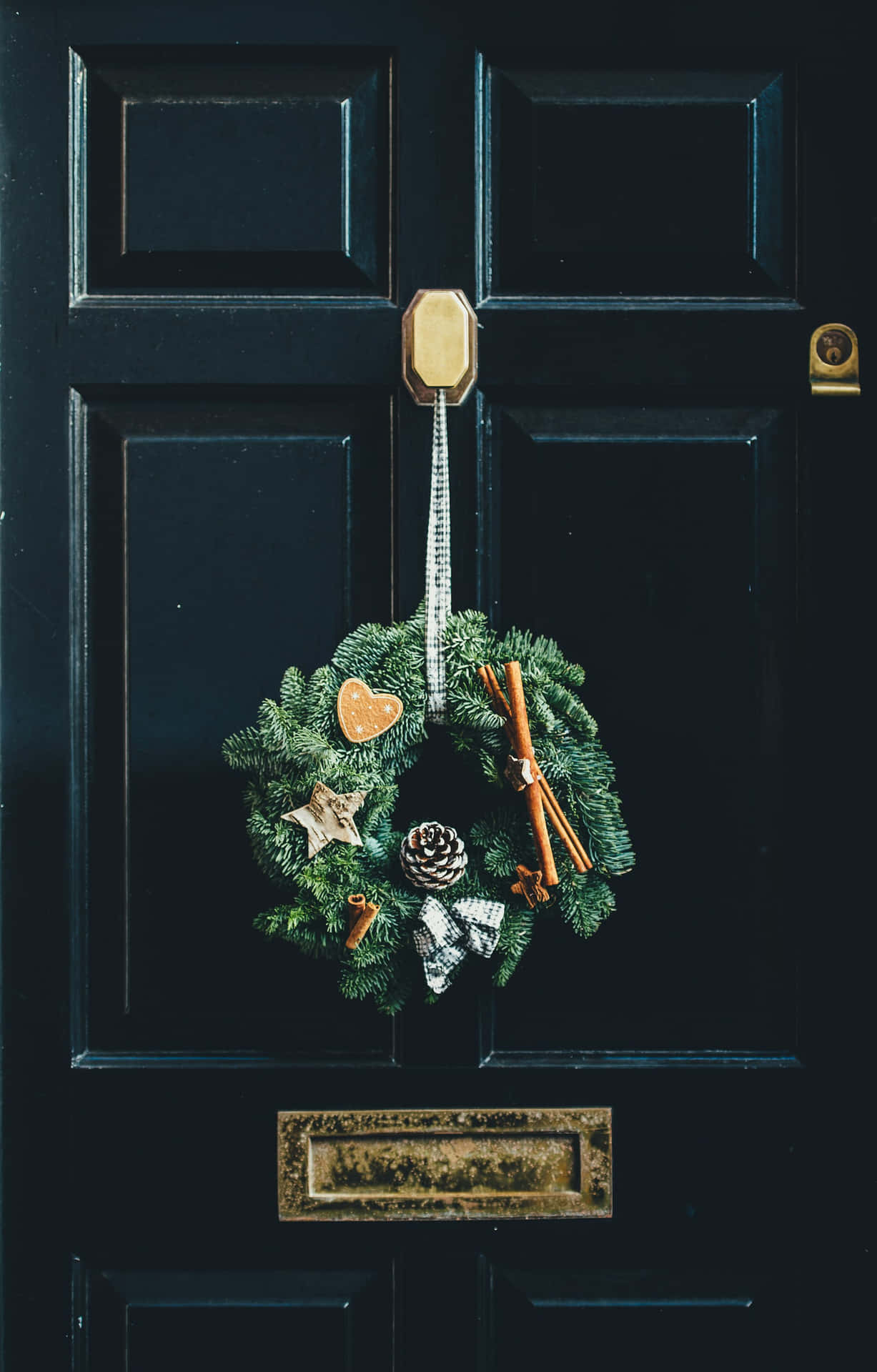 Vintage Christmas Wreathon Door.jpg Wallpaper