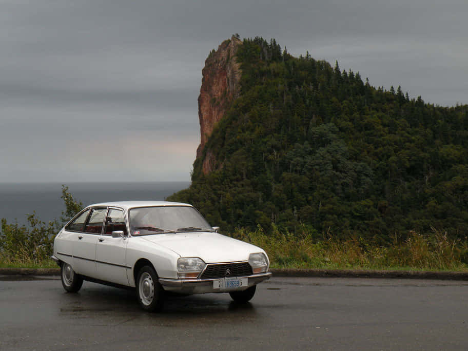 Vintage Citroen G S Dichtbij Klif Achtergrond