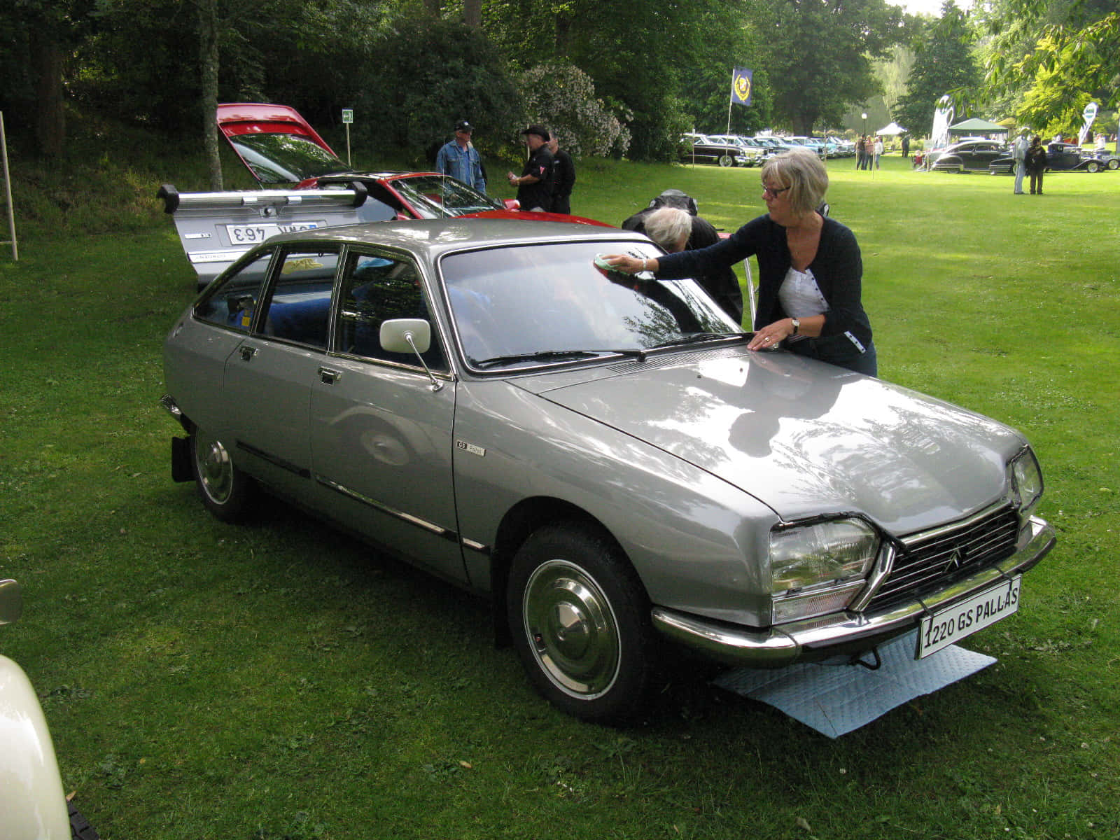 Pameran Mobil Citroen Gs Vintage Wallpaper