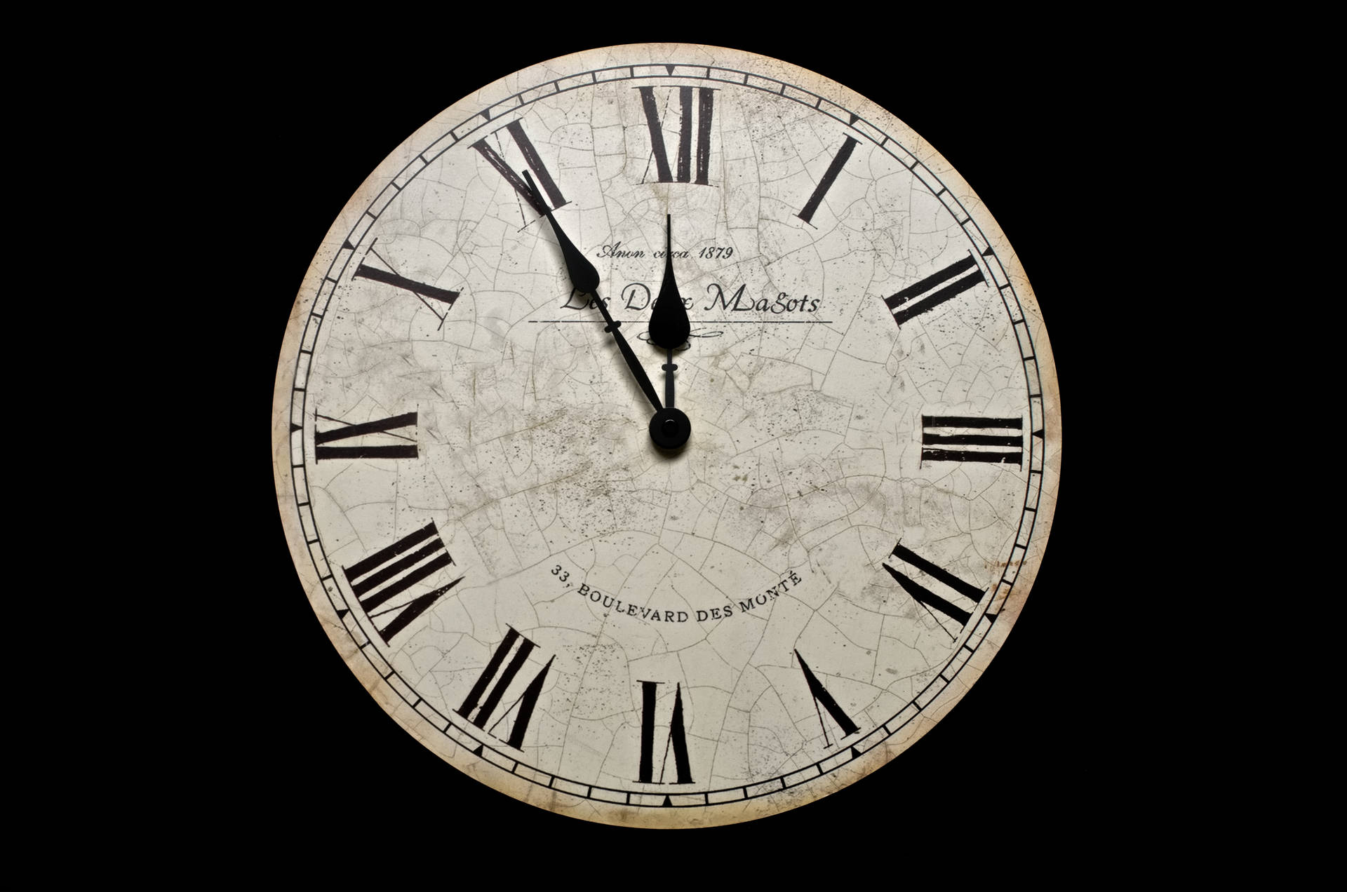 Vintage Clock With Cracks Wallpaper