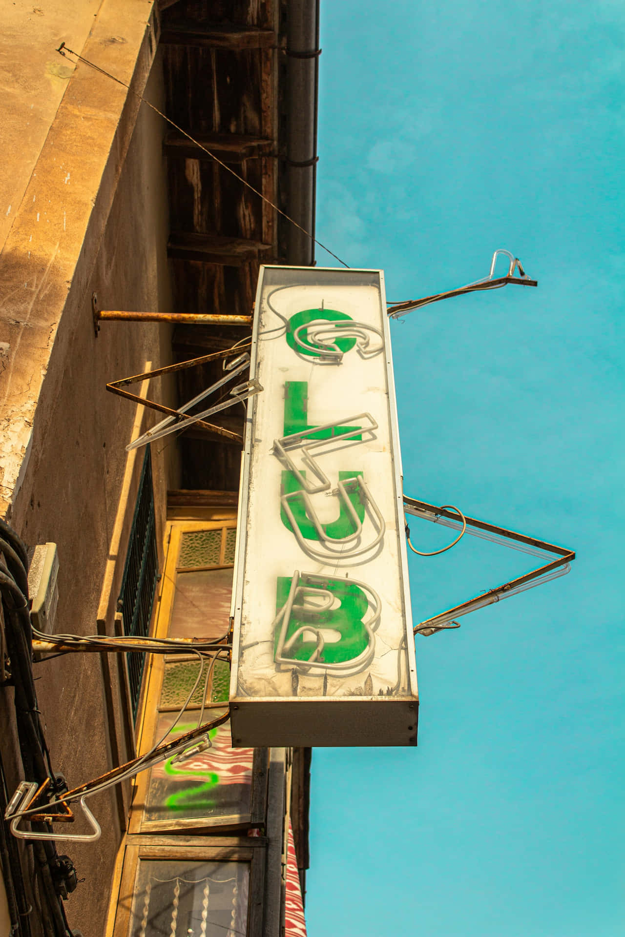 Panneau Vintage De Club Contre Le Ciel Bleu Fond d'écran