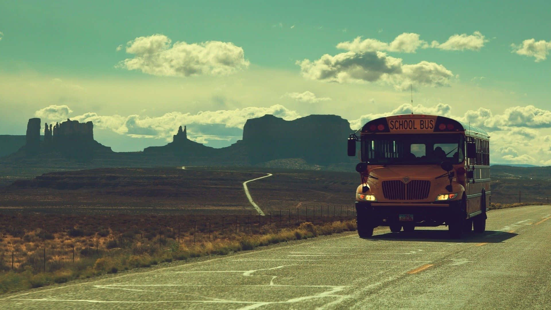 Autobúsescolar Vintage En La Carretera Para Escritorio Fondo de pantalla