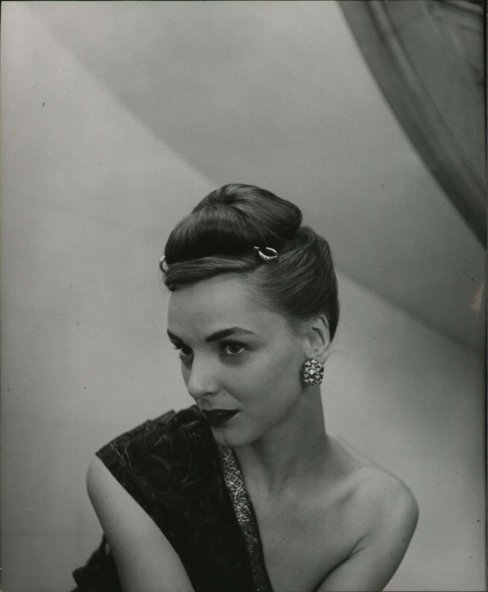 Vintage Elegance Hairstyle Portrait Wallpaper