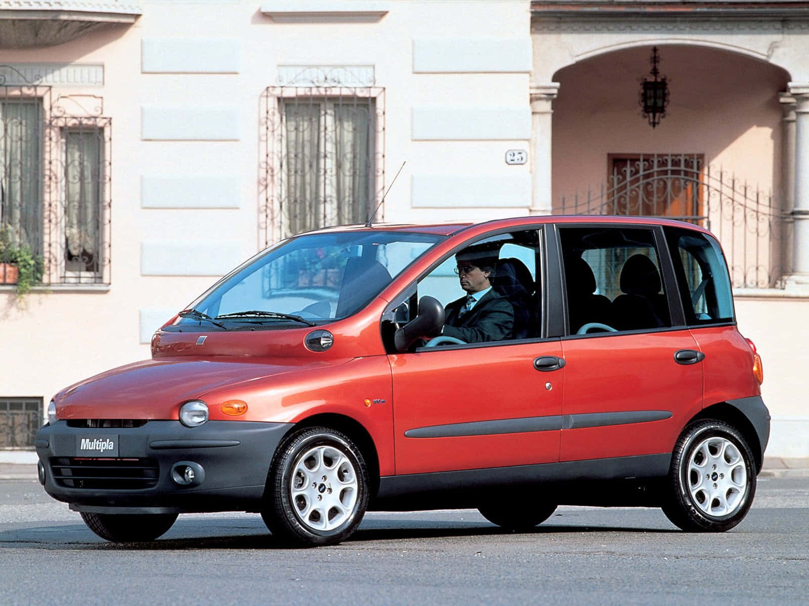 Vintage Fiat Multipla In A City Setting Wallpaper
