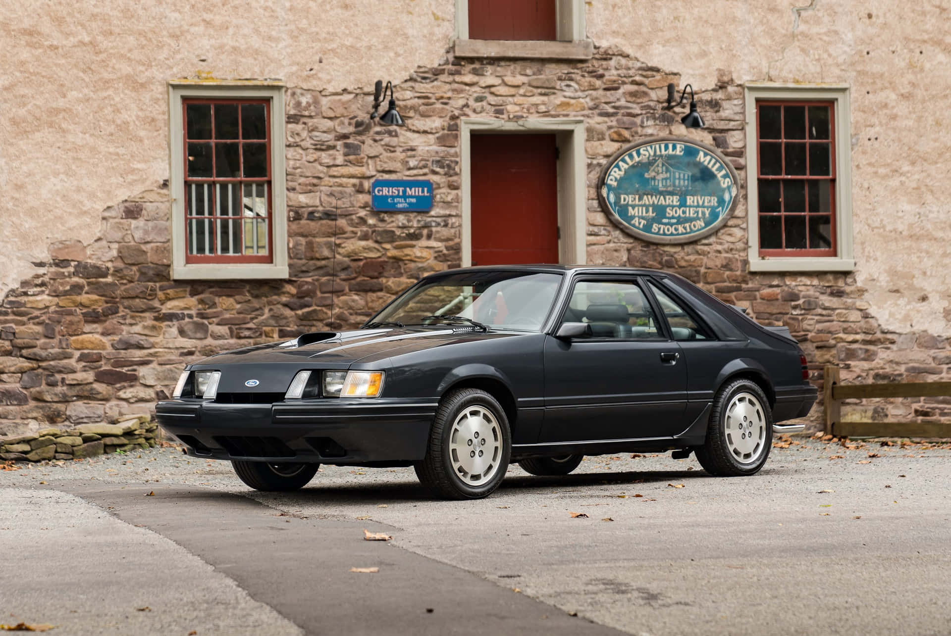 Vintage Ford Mustang S V O Buiten Grist Mill Achtergrond