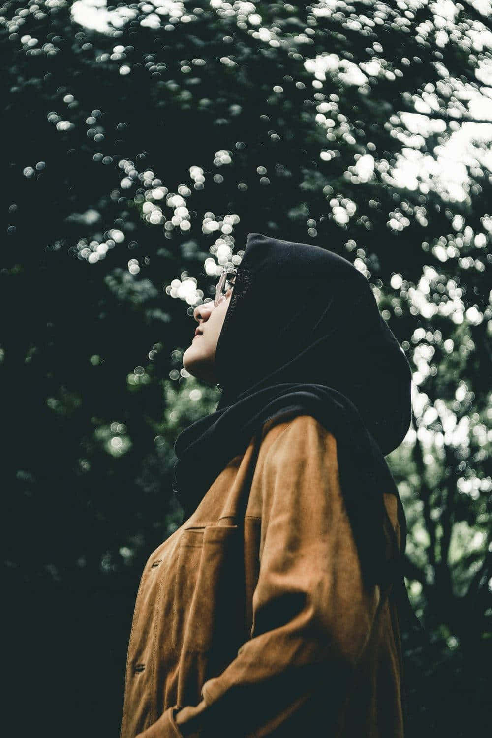 Einefrau Mit Hijab Steht Im Wald. Wallpaper