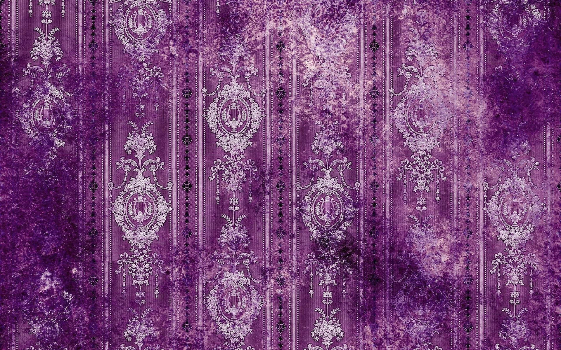 Vintage Gothic Purple Damask Pattern Wallpaper