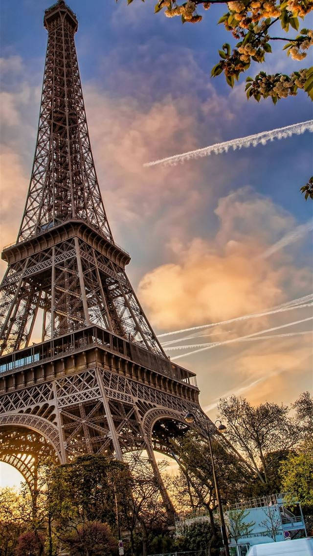 Vintage Iphone Eiffel Tower Bottom Shot Wallpaper