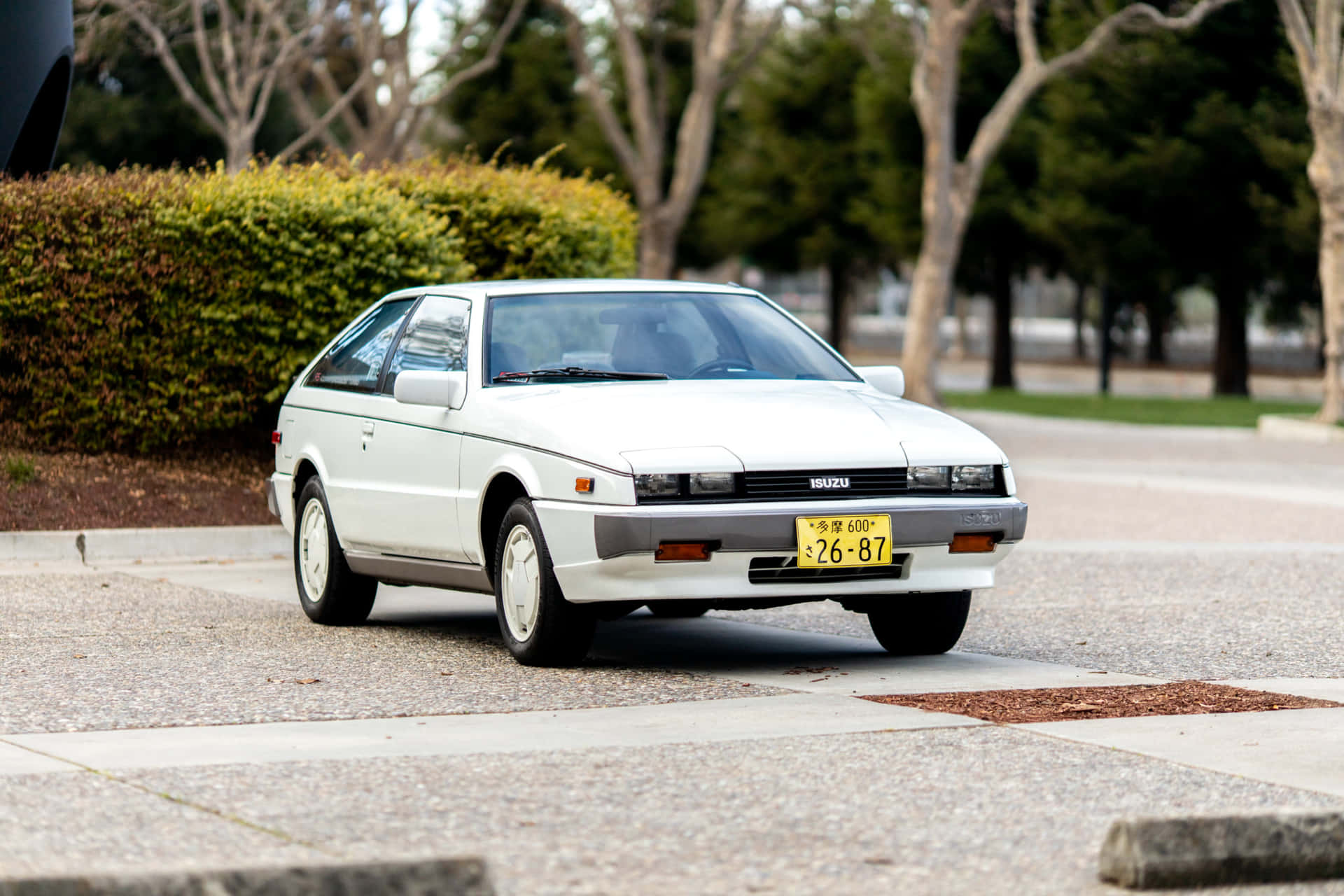 Vintage Isuzu Impulse Geparkeerd Buiten Achtergrond