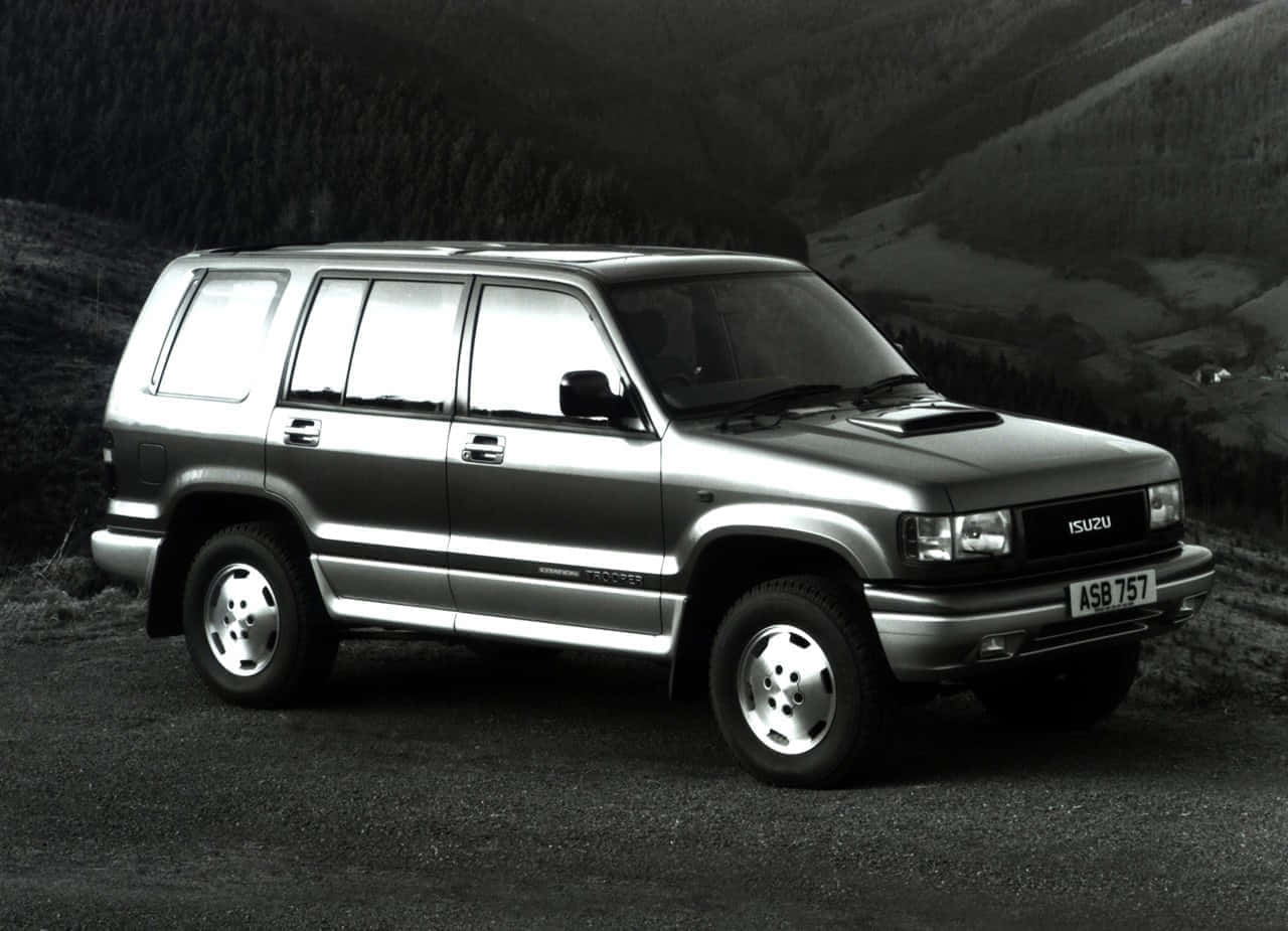 Vintage Isuzu Rodeo Suv Med Fjellbakgrunn Bakgrunnsbildet