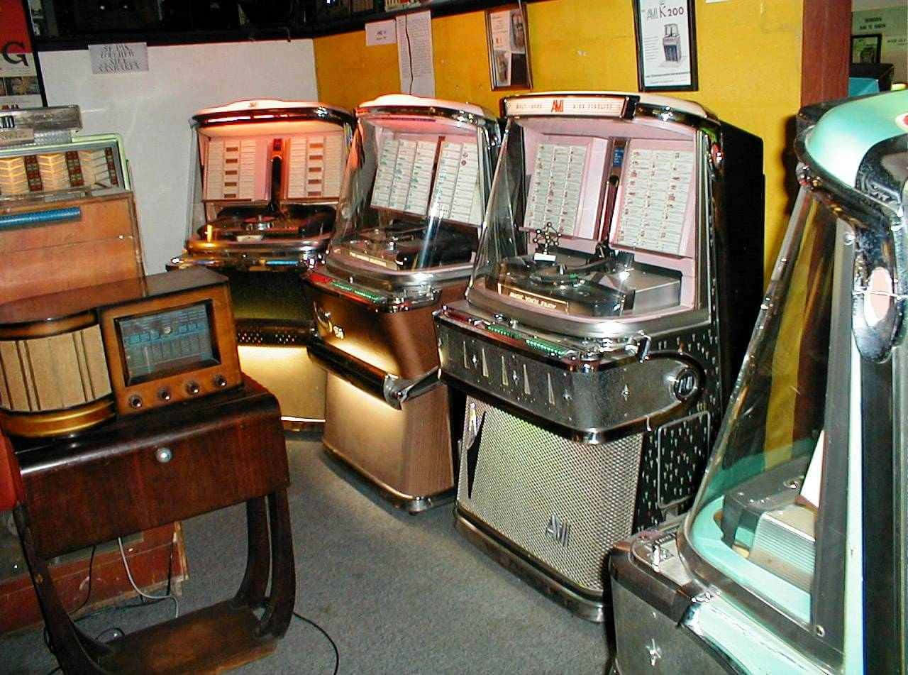 Vintage Jukebox In Retro Diner Wallpaper