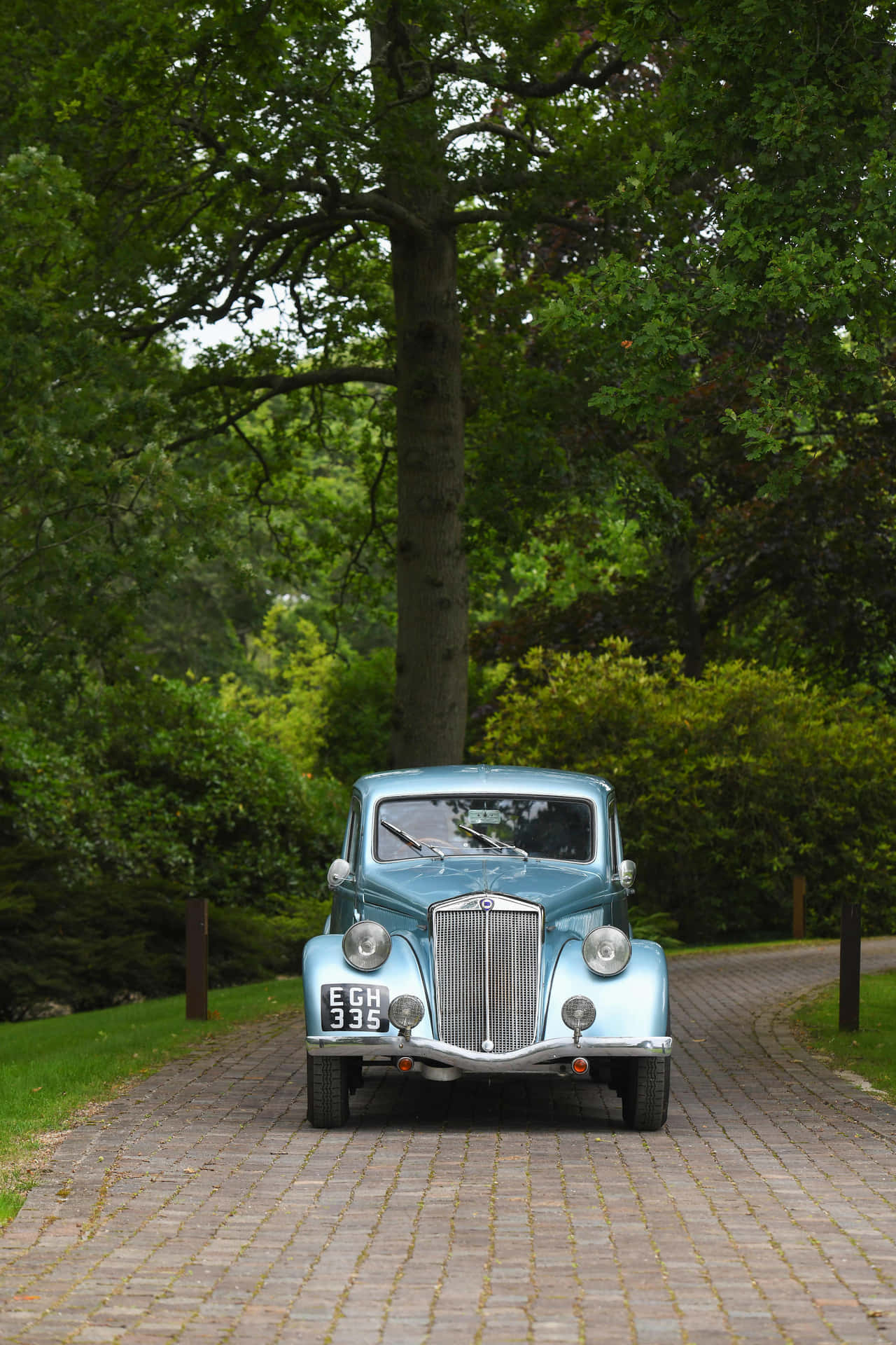 Vintage Lancia Aprilia Op Klinkerweg Achtergrond