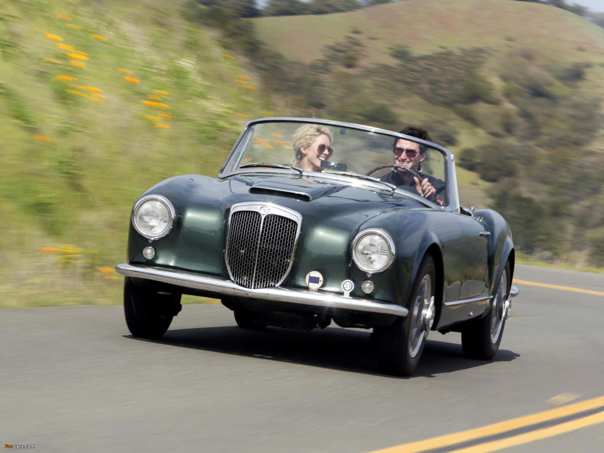 Cabriolet Lancia Aurelia En Road Trip Fond d'écran