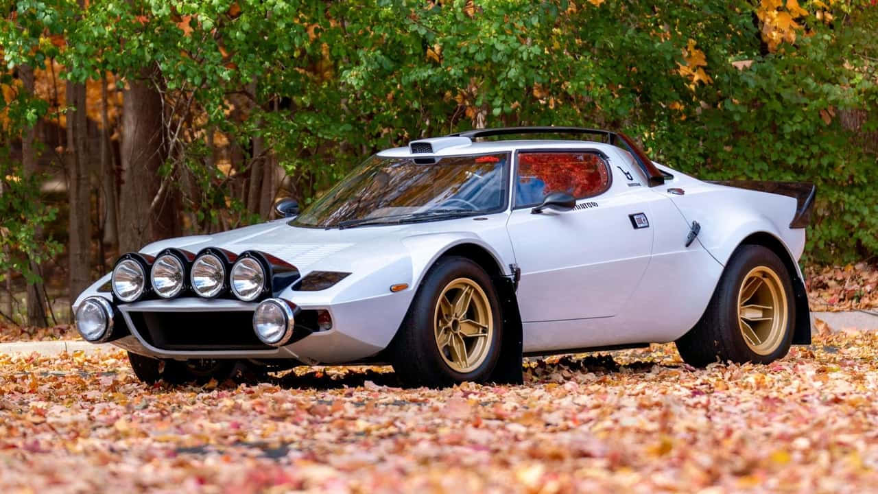 Lancia Stratos Vintage Di Daun Musim Gugur Wallpaper