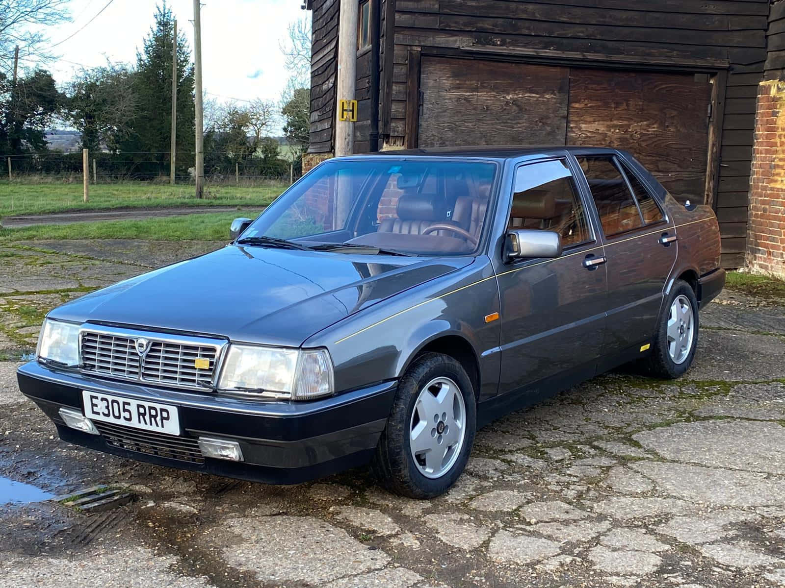 Lancia Thema Vintage Garée À L'extérieur Fond d'écran