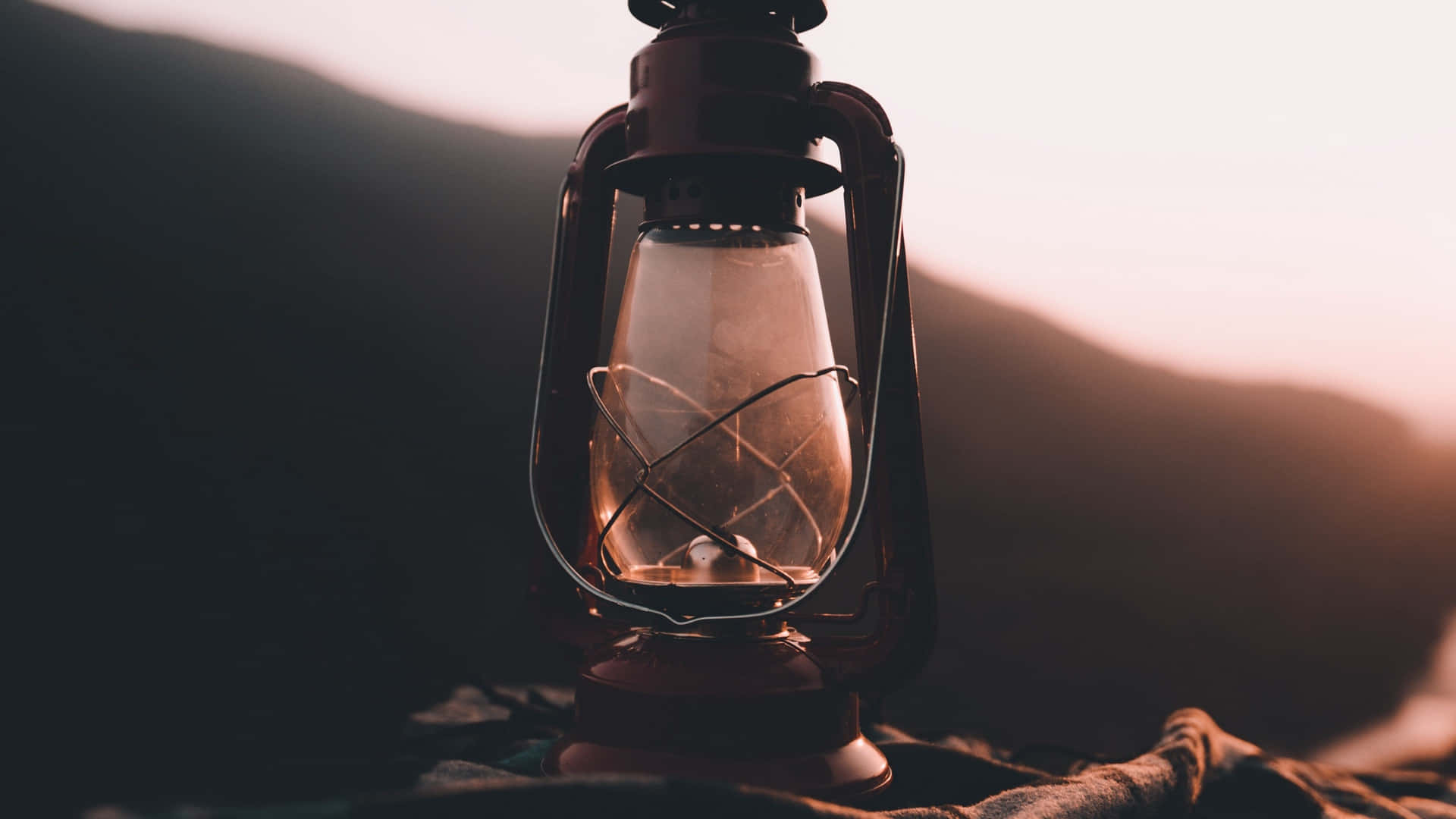 Vintage Lantern Dusk Glow Wallpaper