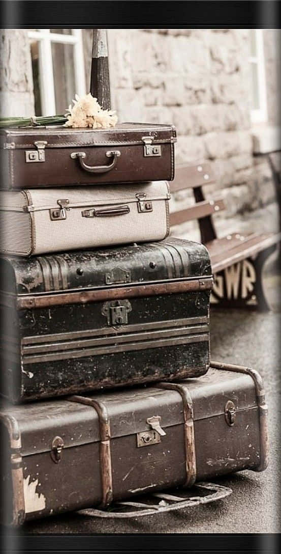 Bagages Vintage Empilés Sur Un Banc Fond d'écran