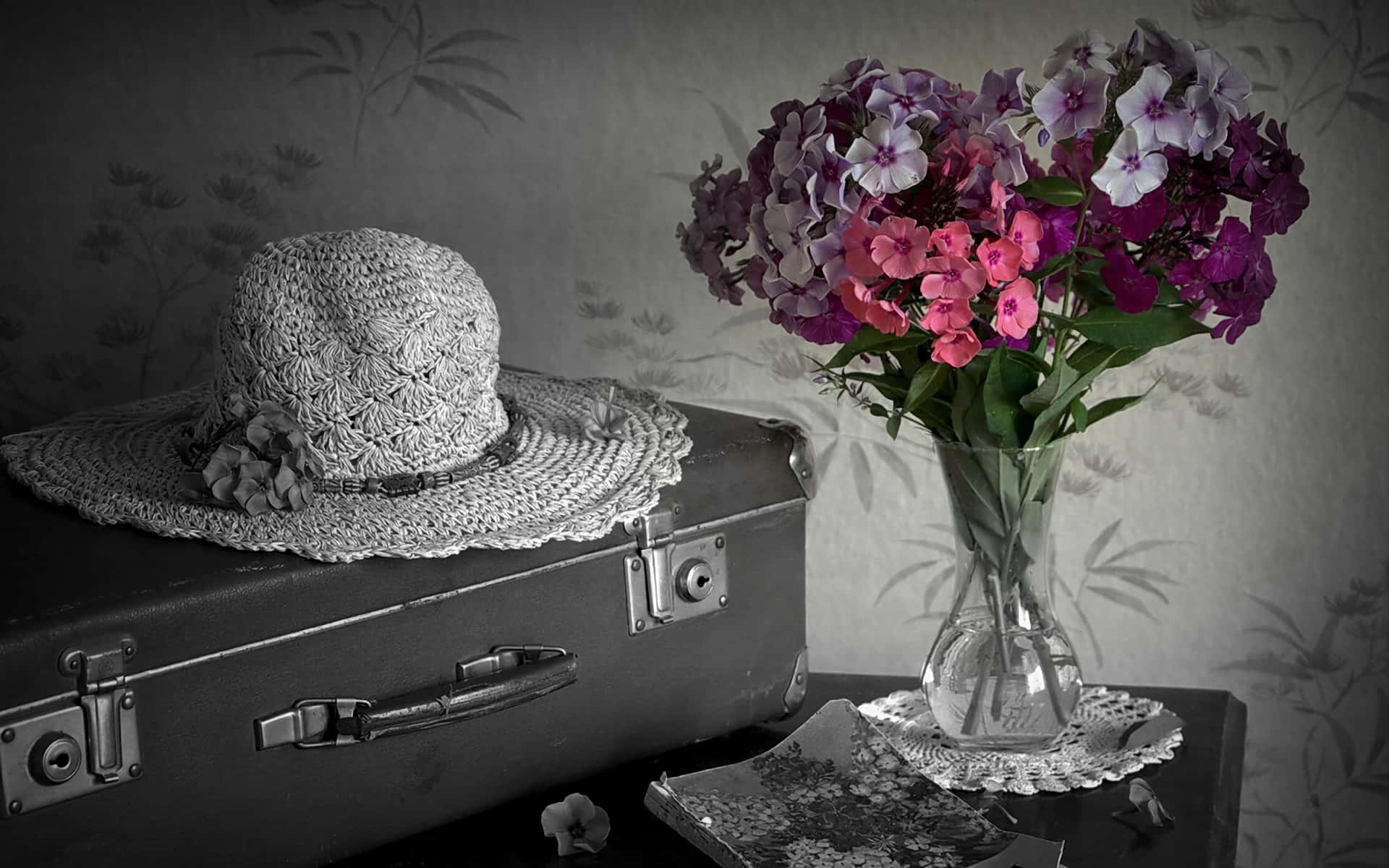 Vintage Bagage En Hoed Met Bloemen Achtergrond