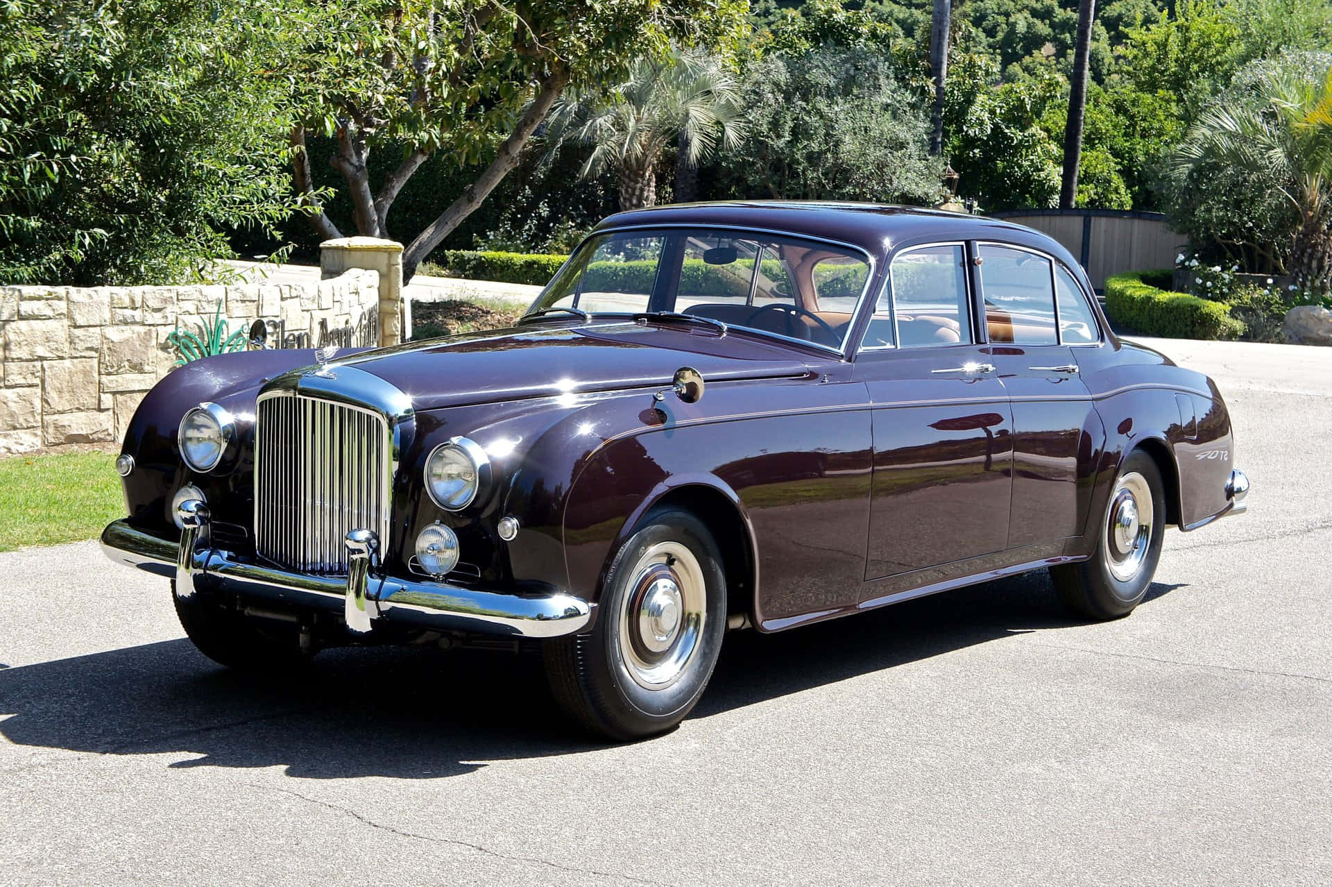 Vintage Luxury - Bentley S2 In All Its Glory Wallpaper