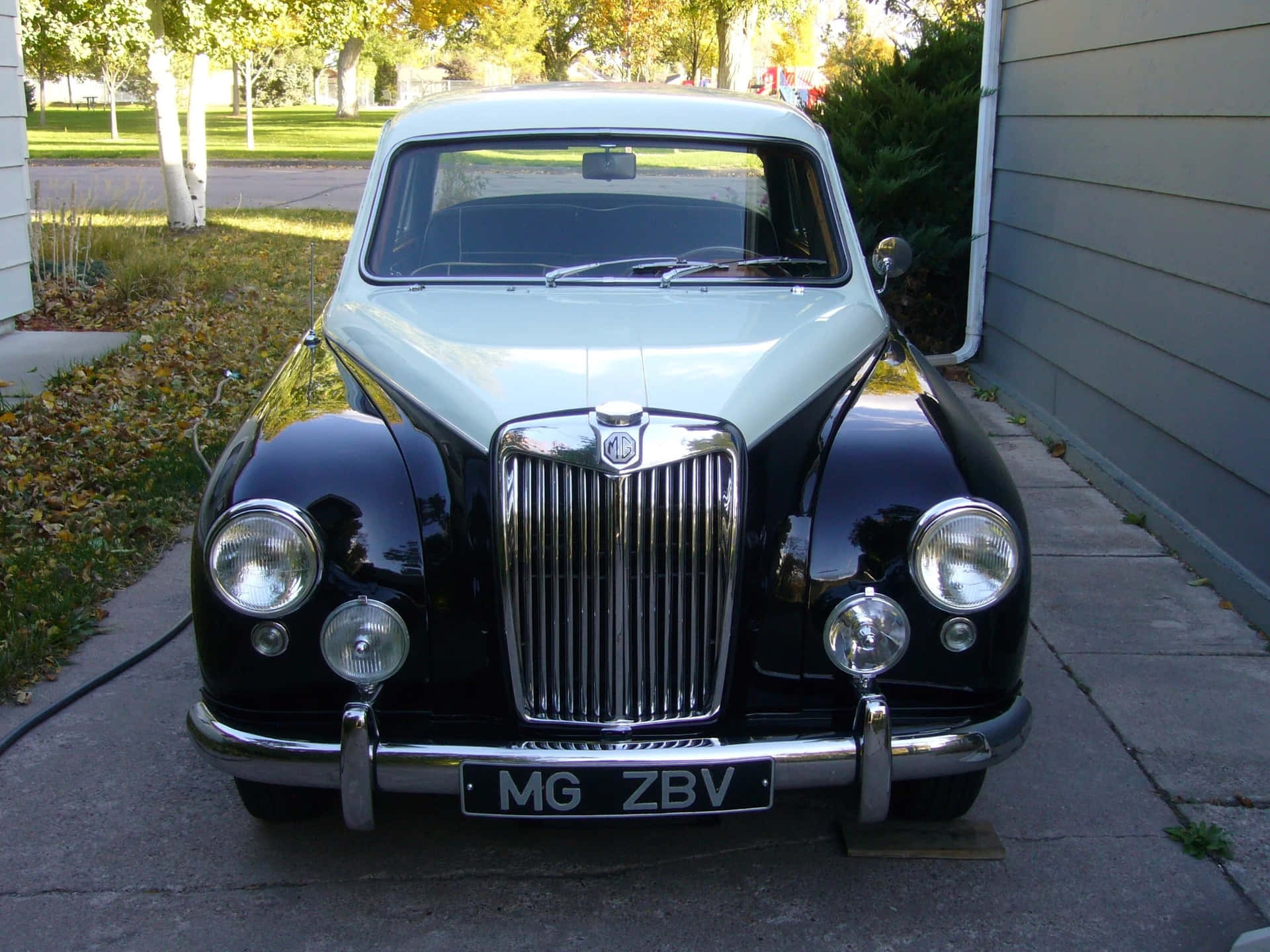 Vintage Mg Magnette Glir På Åpen Vei Bakgrunnsbildet