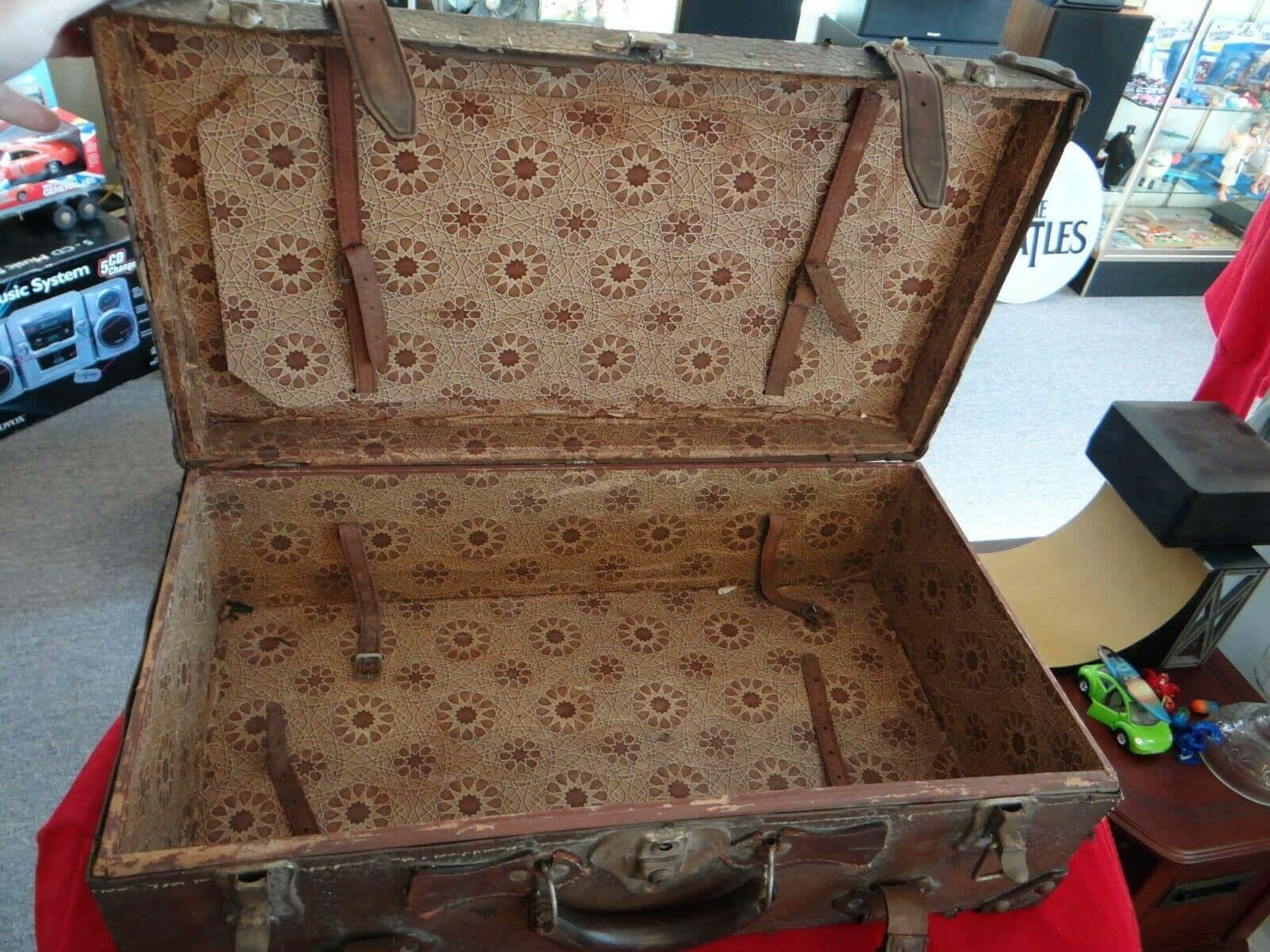 Valise Vintage Ouverte Avec Doublure Florale Fond d'écran