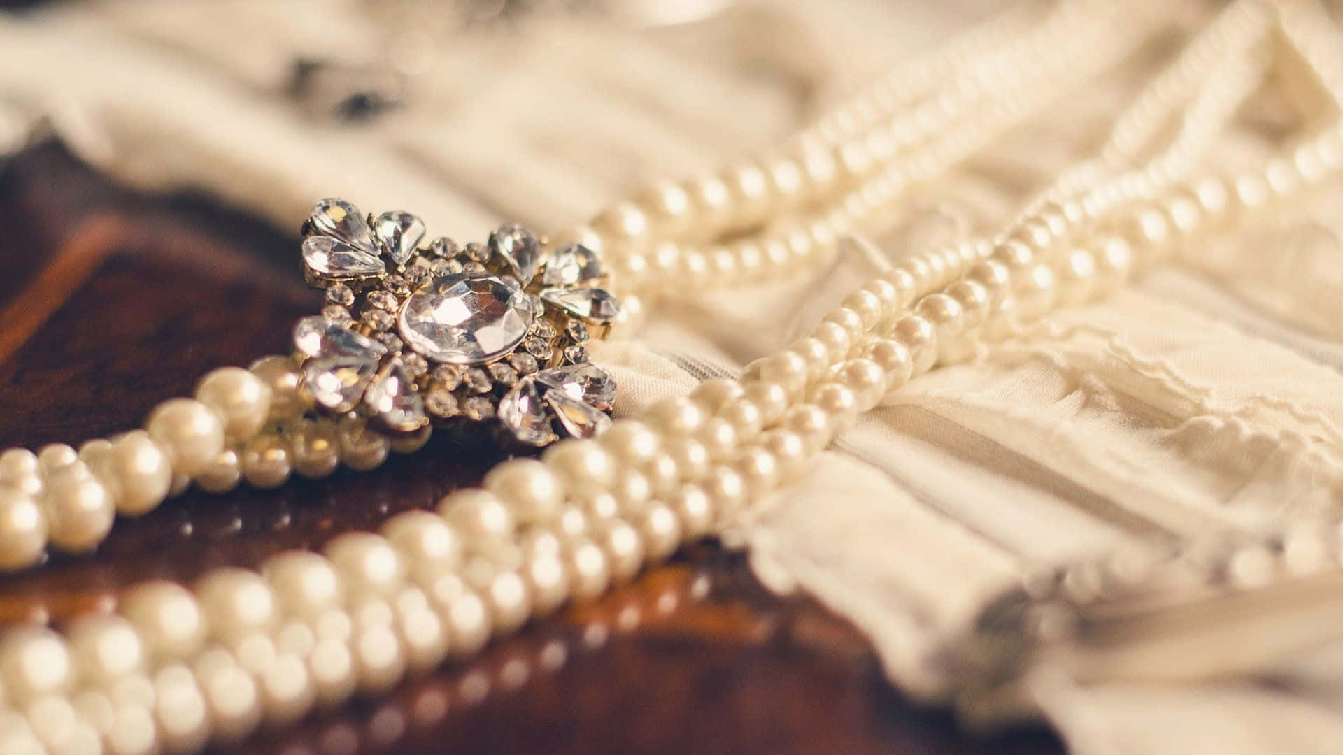 Vintage Pearl Jewelry Elegance Wallpaper