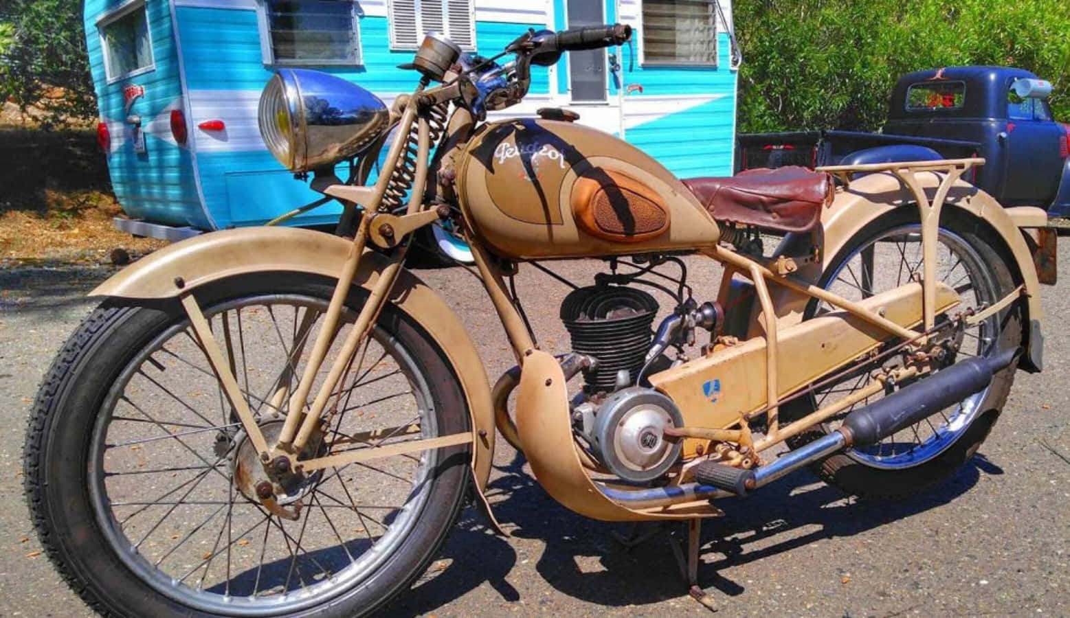 Moto Peugeot Vintage Garée À L'extérieur Fond d'écran