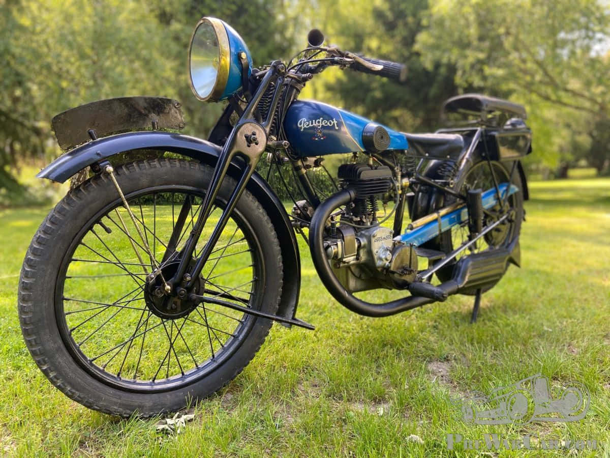 Moto Peugeot Vintage Dans L'herbe Fond d'écran